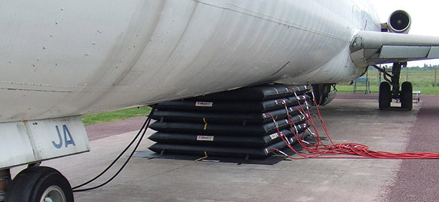 inflatable-lifting-bags-for-recovery-system-for airplanes