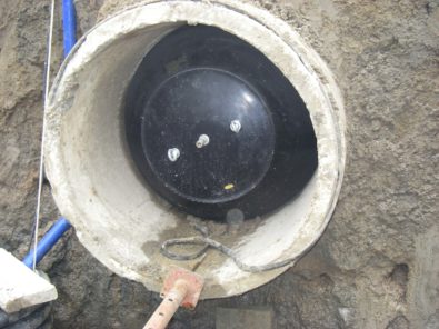 Inflatable sewer pipe plug inflated